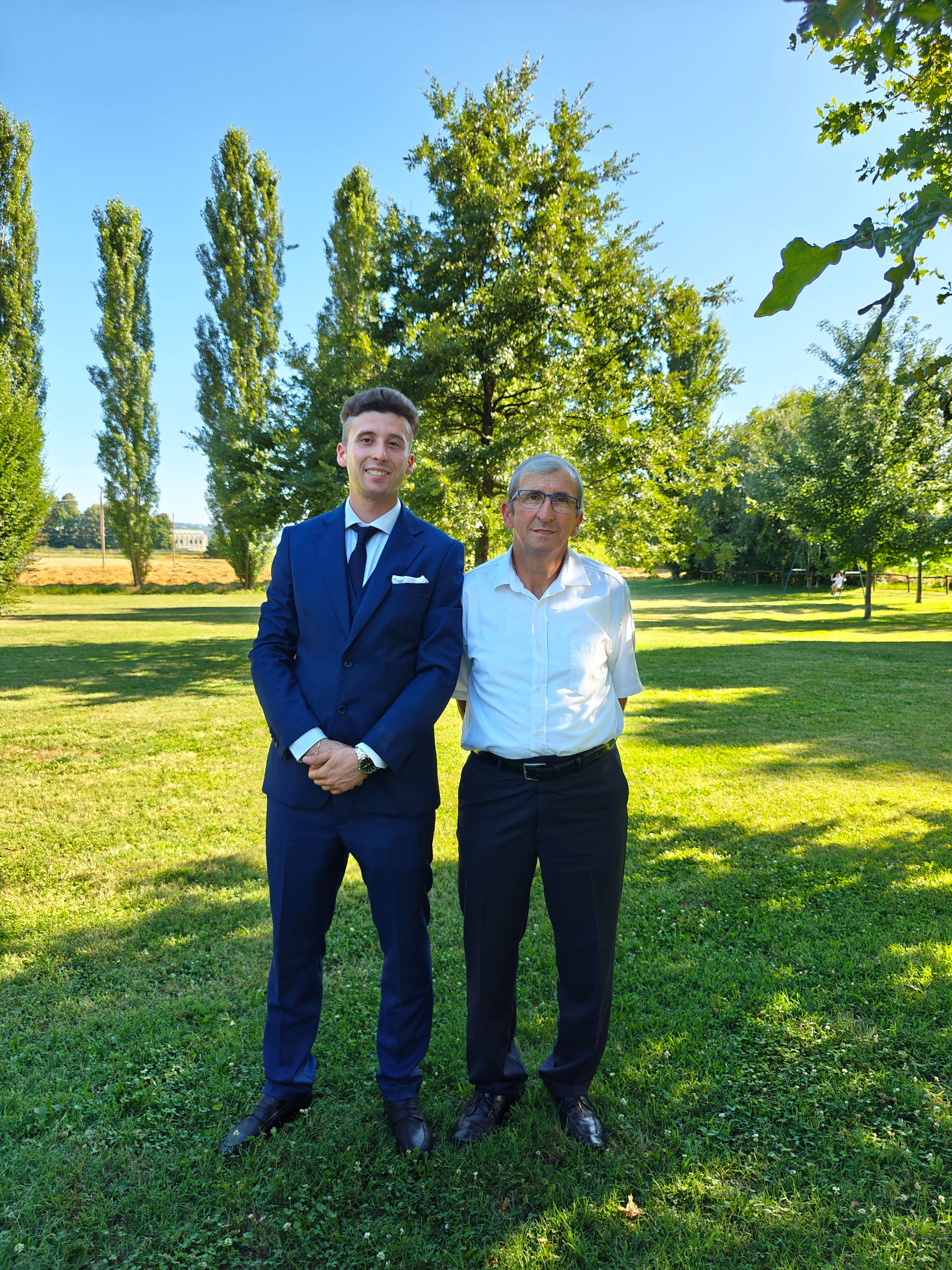 Andrea e Giorgio Barbero, terza e seconda generazione di Barbero Edilizia, in giardino a Treiso